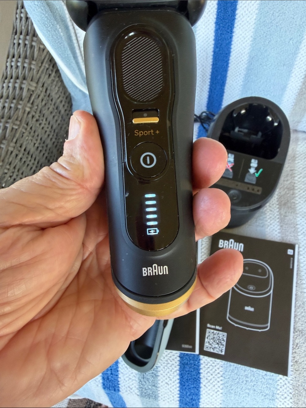 Braun Electric Shaver with Charging Dock - Black - Picture 2 of 8